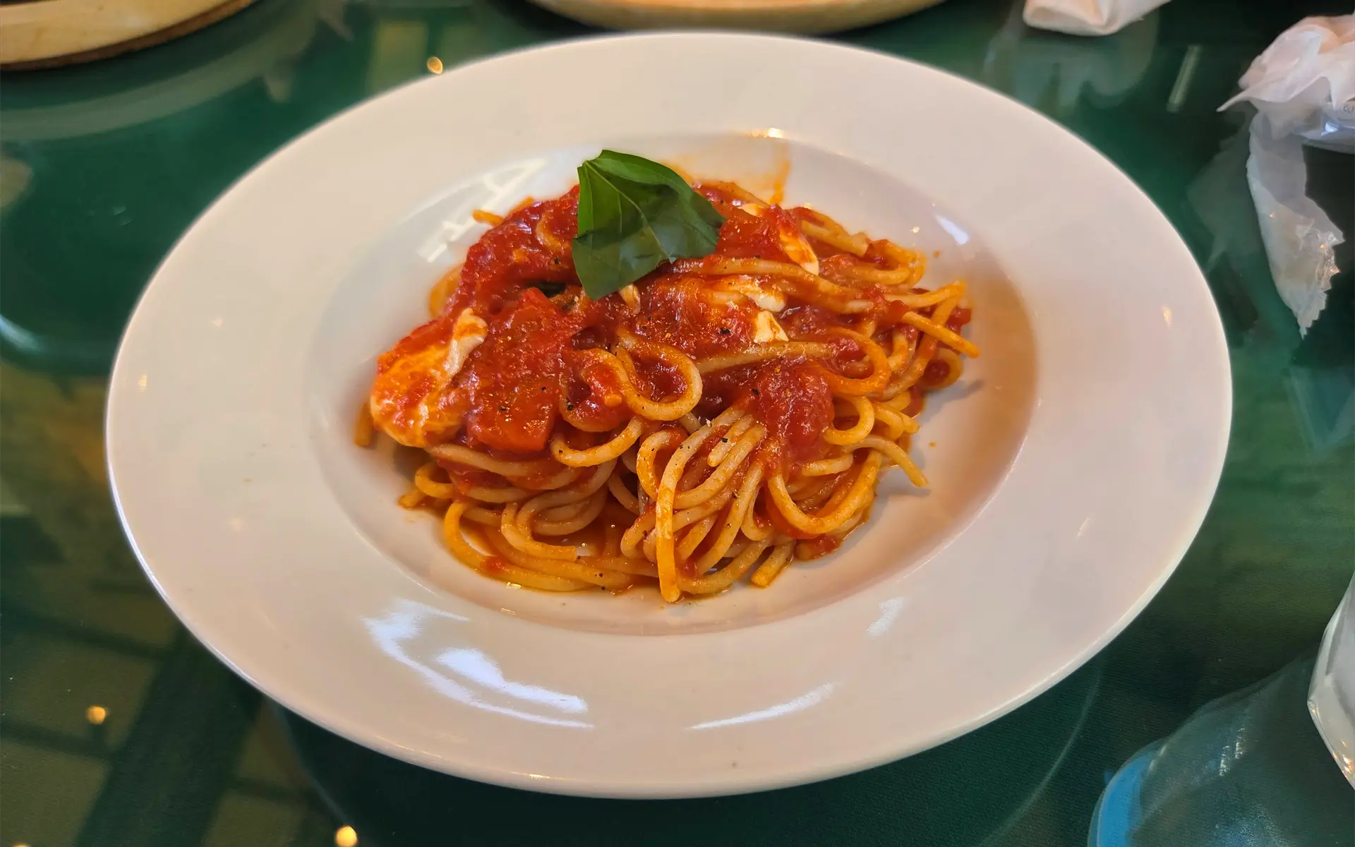 人気No.1パスタの「トマトとモッツァレラ」を注文