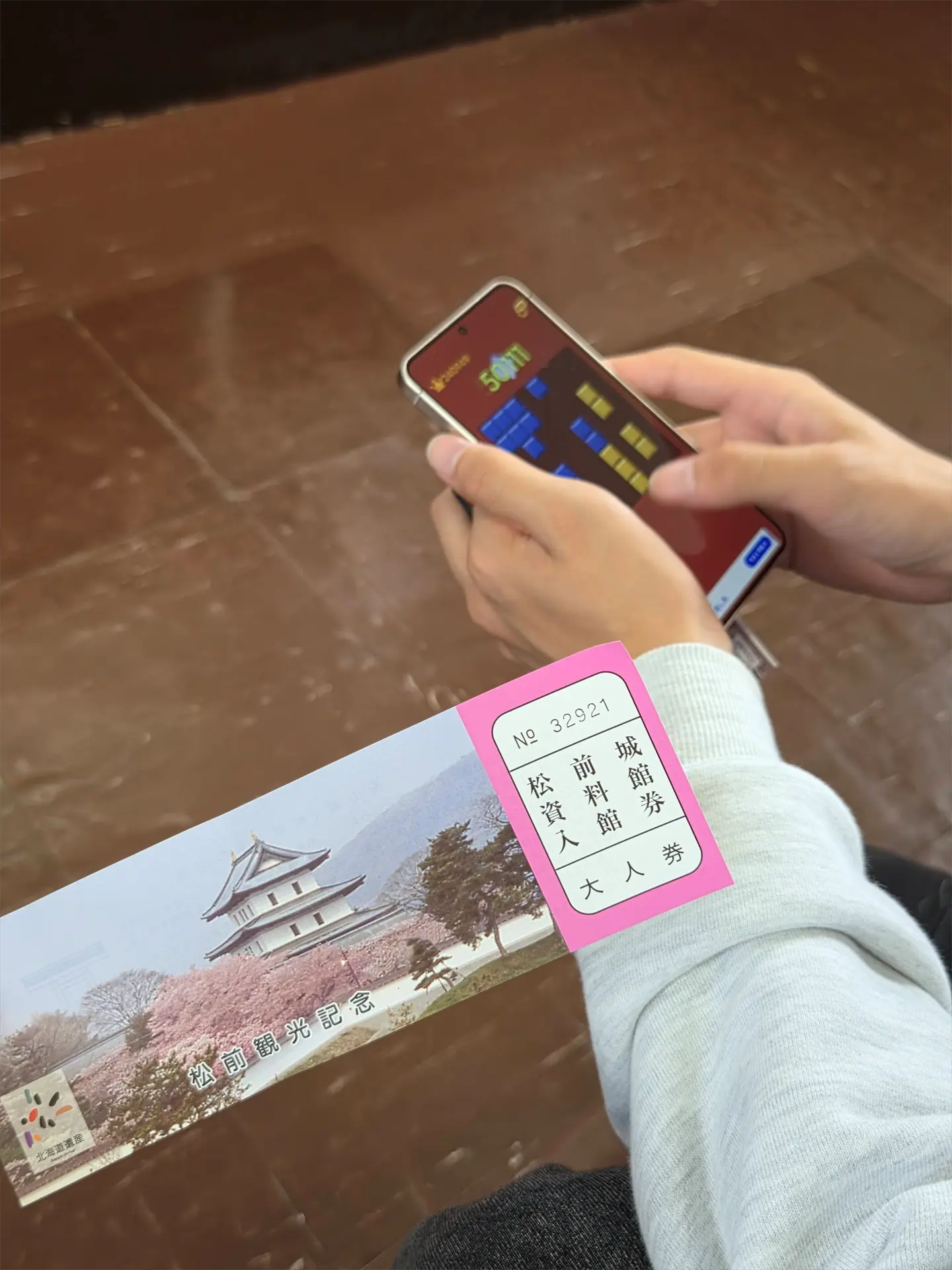 城の中でブロックブラストをする様子のおかしい友人